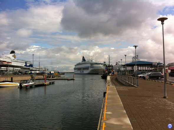 Silja Europa à Tallinn. Avec les cheminées de Finlandia, Star et Baltic Queen dans le décor.