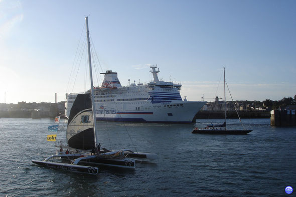 Trimaran Biscuiterie de St Brieuc et Bretagne à St Malo (© lebateaublog 2013)