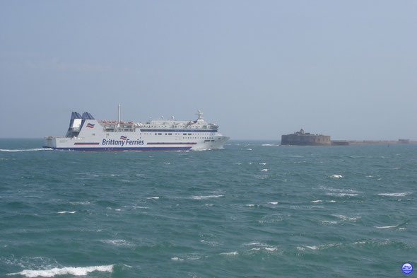 Barfleur dans la passe de l'ouest (© lebateaublog 2013)