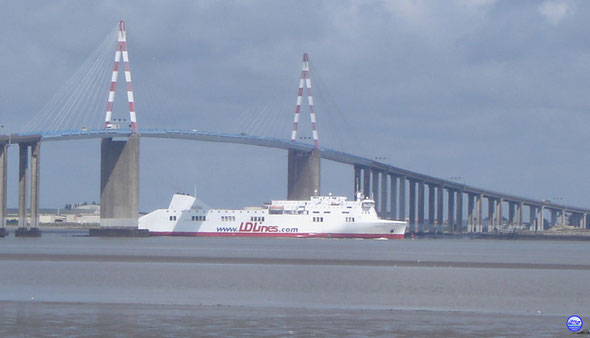 Norman Asturias sous le pont de St Nazaire (© lebateaublog 2012)