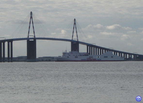 Norman Asturias sous le pont de St Nazaire (© lebateaublog 2013)