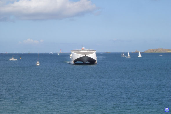 Condor Rapide arrive à Saint Malo (© lebateaublog 2013)