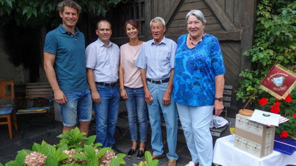 Obmann Markus Comploj, Bürgermeister (FH) Peter Neier, Andrea Kräutler, Ehrenfähnrich Herbert Burtscher mit Gattin Rosmarie Burtscher