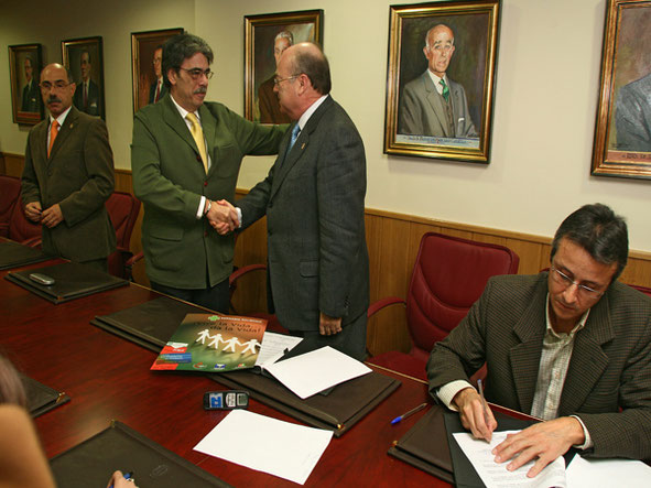 Firma convenio de colaboración con Colegio de Farmacéuticos.   11 Febrero 2009