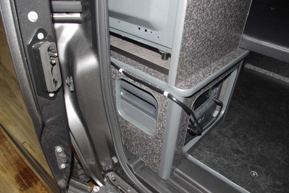 NV200で快適な車中泊を実現するライトキャンパー・プレミアム!車で電子レンジや冷蔵庫も使うことができます。
