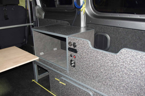 NV200で快適な車中泊を実現するライトキャンパー・プレミアム!車で電子レンジや冷蔵庫も使うことができます。