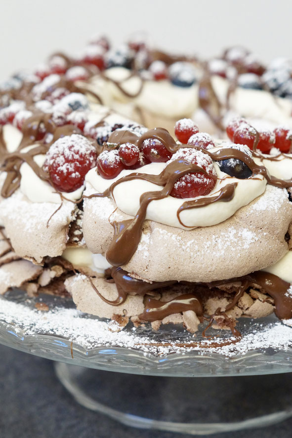Pavlova mit Baileys, Nutella und Beeren