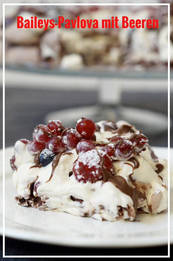 Pavlova mit Baileys, Nutella und Beeren