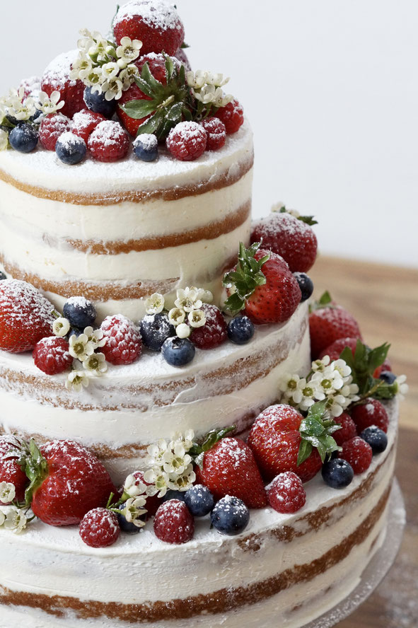 Naked Cake mit Beeren Berry naked Cake Hochzeitstorte Geburtstagstorte