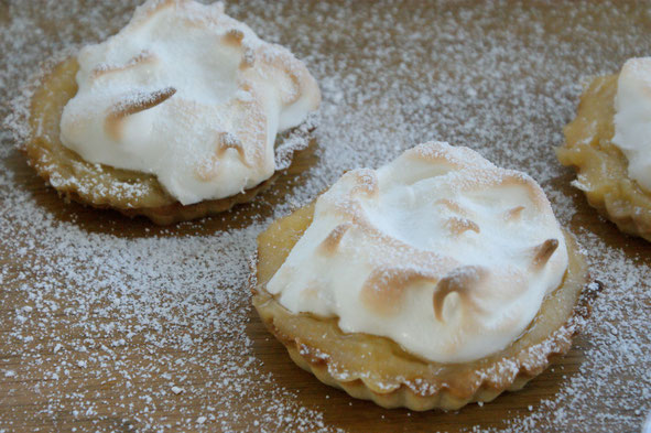 Limetten-Törtchen mit Baiserhaube