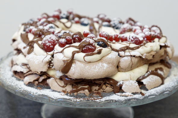 Pavlova mit Baileys, Nutella und Beeren