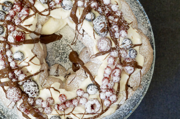 Pavlova mit Baileys, Nutella und Beeren