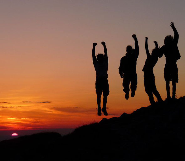 Kleine Gruppen, intensive Momente: Sonnenuntergang auf einem Allgäuer Gipfel