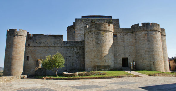 La imagen muestra el frente principal del Castillo de los Condes de Benavente