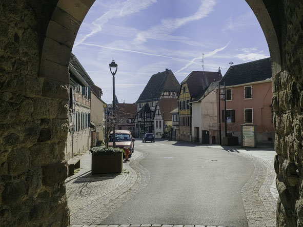 Bild: Blick durch die Porte de Blischwiller in Dambach-la-Ville