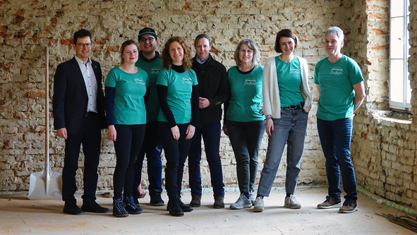 v.l.n.r. : Bürgermeister Helmut Bergwinkel, Laura Siegl, Alexandra Högl, Janina Schweiger, Evelin Ratte, Maria Lieke-Zigan, Marta Schmidt, Bernd Bischof und nicht auf dem Foto zu sehen: Oskar Kugler und Vanessa Lüders