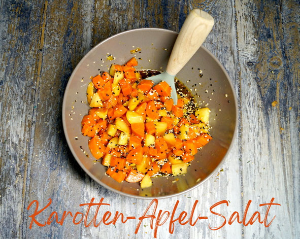 Salat mit Apfel, gedünsteten Karotten und Sesam