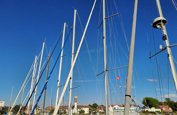 Welcher Reise Versicherer bietet eine günstige Charter Selbstbehalt Versicherung für den Yachtcharter an? Die HanseMerkur Reiseversicherung bietet Kautionsversicherung solo und als Charter Premium Rundumschutz Versicherung