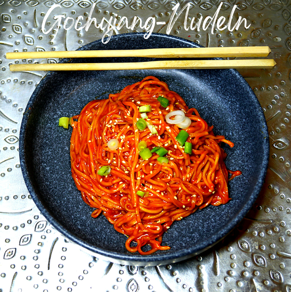 Asiatische Nudeln mit koreanischer Chilipaste, Honig und Mozzarella... ganz schön scharf!