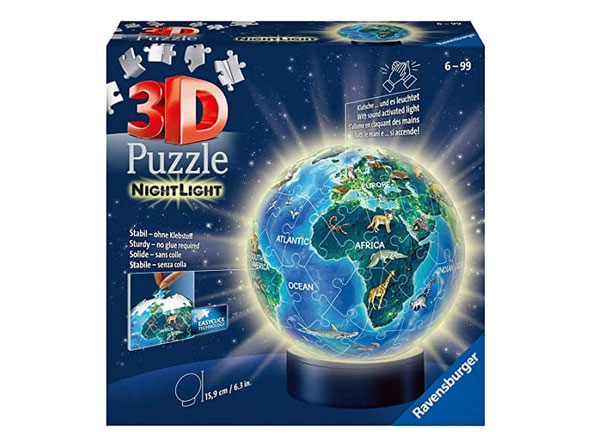 Bei der Bestellung im Onlineshop der-Wegweiser erhalten Sie das Ravensburger Paket 11844 Nachtlicht Puzzle-Ball Erde bei Nacht.