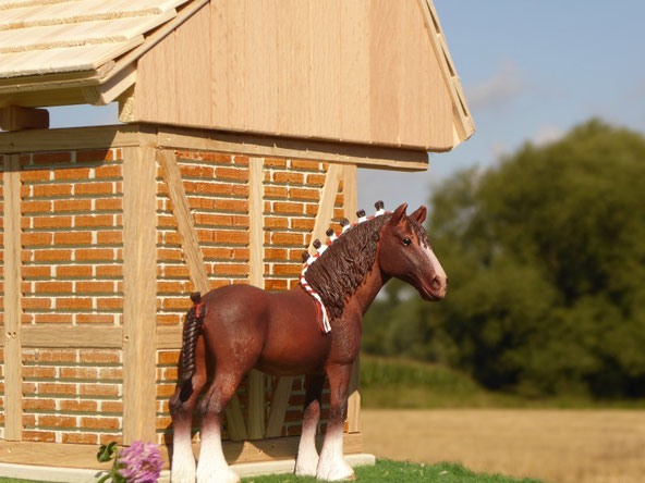 Modellpferd Kaltblüter in Spielszene vor Pferdestall Remise aus Holz