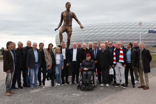 Dien Anwesenden Weggefährten vor der Statue