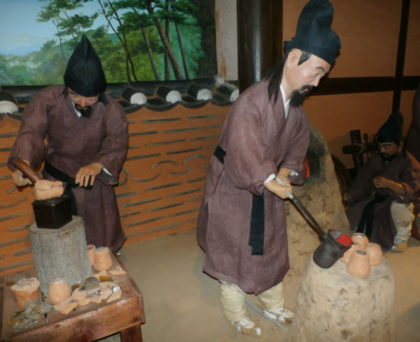 These displays replicate the lost-wax method of casting, which monks used to create the individual pieces of type (sorts). Each sort was carved out of beeswax, then encased in a clay mould, into which the monks poured molten metal. 