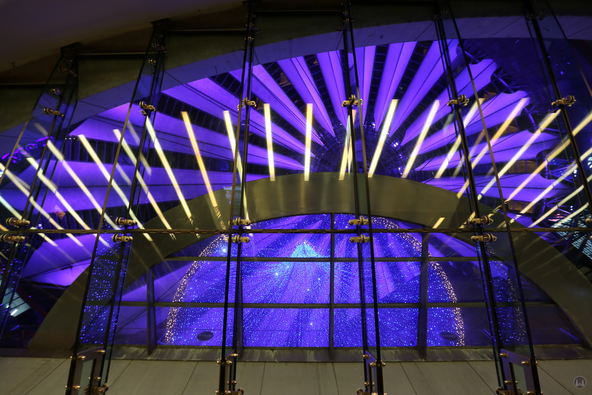 CineStar Kino im Sony Center Berlin. Blick durch das halbkreisförmige Glasdach des Verbindungsflurs zu den Kinosälen.