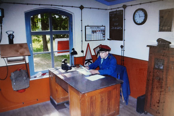 Das historische Büro eines Bahnhofsvorstehers mit alten Schildern und einem Telefon