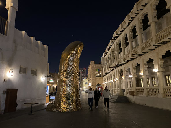 opera d'arte pollice dorato di Cesar nel Souq Waquif di Doha, di notte