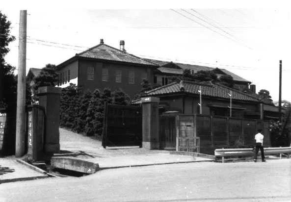 1967（昭和42）年頃の金星商会の工場の入り口。用水路に橋がかかっている様子がわかる（石綱正夫さん提供）