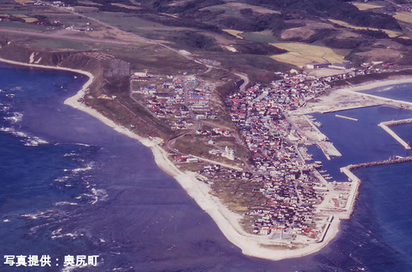 写真1-2　地震以前の青苗地区（提供：奥尻町）