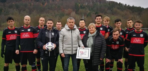 die 1. Mannschaft des SV Distelhausen mit Fußballkreisvorsitzendem Jürgen Umminger und den Vorständen des SVD