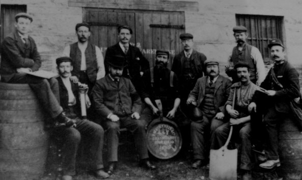 Bild von Sandy Stevenson Old Photograph Distillery Workers Perth Scotland