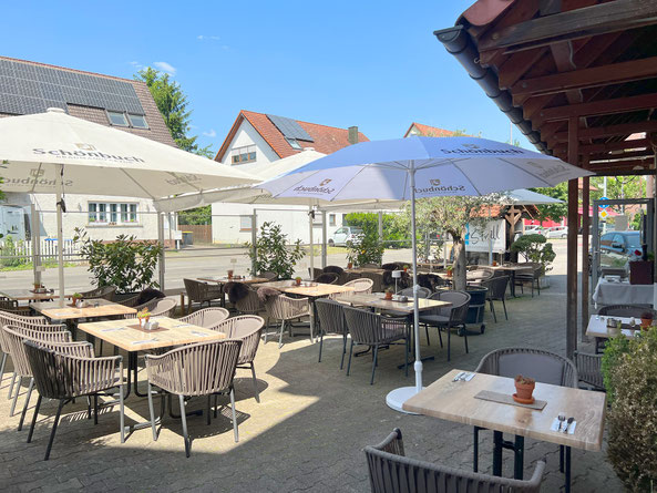 Unser gemütlicher Biergarten lädt zum Verweilen ein.