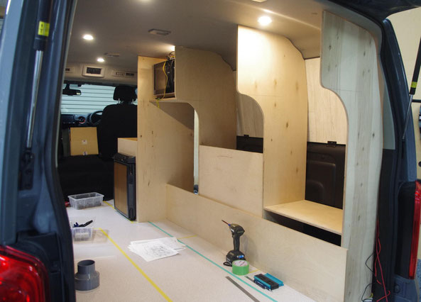 ハイエース用のベッドなら、車中泊・キャンピング・クルマ旅に役立つオーエスピー製がオススメです。