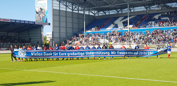 Holstein Kiel: Dankesbanner an die Fans - Foto: pin