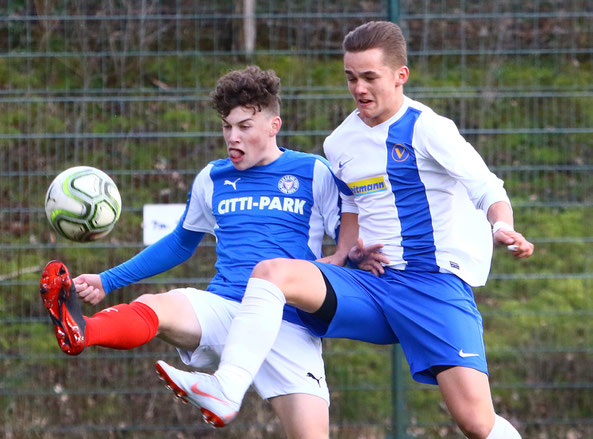 Kiels Luca Wolf gegen den Hamburger Kaim Mateusz