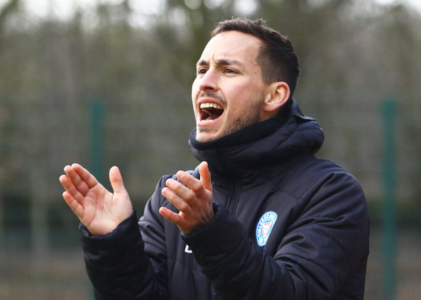 Trainer Dominik Glawogger feuert sein Team an
