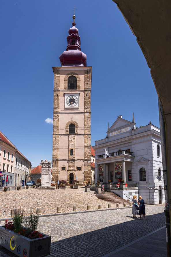 Der Stadtturm, der als Besonderheit eines der längsten hölzernen Uhrpendel der Welt in seinem Inneren trägt