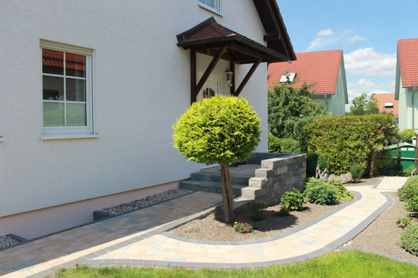Geschwungener Hauseingang