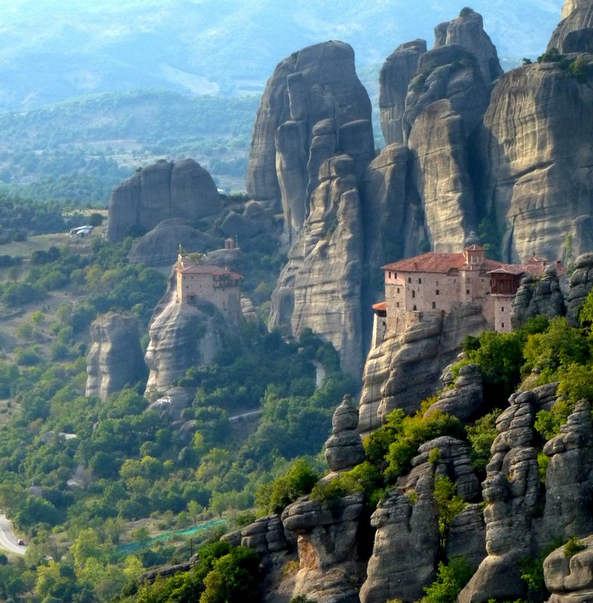 Les monastères sont un joyau du christianisme orthodoxe. Disséminés dans toute la Grèce, à travers les montagnes, les plaines et les îles, ils poursuivent leur histoire séculaire en tant que lieux de foi, de dévotion, de sérénité.