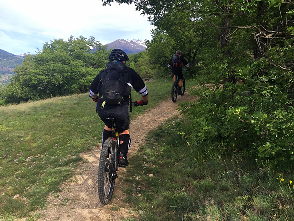 un lungo e  bel  single track in salita  ci immerge nella valle immediatamente sopra Aosta