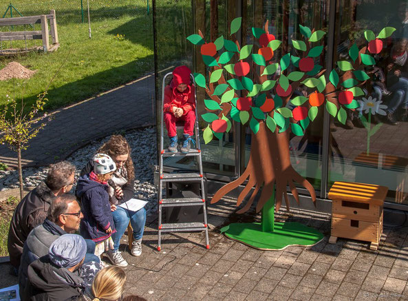 Theaterstück: Die Geschichte vom (roten) Apfel auf dem Apfelbaum