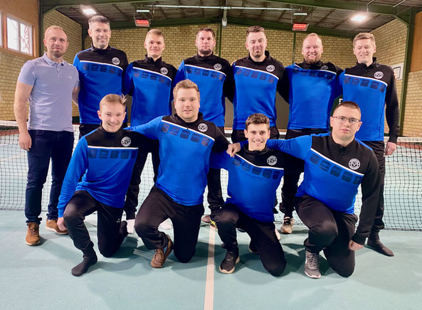 TCW-Herren / Herren 30 neu eingekleidet: Stehend (v.l.n.r.): Sponsor Alex Usbek, Timo Bobzien (MKHerren 30), Marvin Rasch (MK Herren), Sven Schikorr, Maximilian Schulte, Yanic Jöns und Erik Ulbrich. Davor (v.l.n.r.): Finn Yannick Doose, Alexander Dobbert,