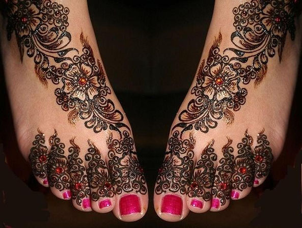 Las novias decoran sus pies con henna para adornar.