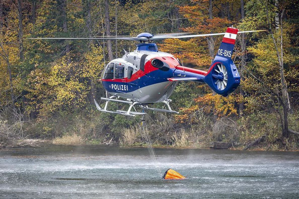 Löschhubschrauber mit Löschwasser-Außenlastbehälter bei Waldbränden - Helikopter - Hubschrauber - Waldbrände - Feuerwehr - Technisches Hilfswerk - Polizei - Rettungsdienst