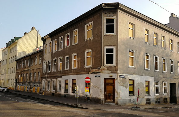 Im Bild die gesamte Häuserzeile Kienmayergasse 13-17 sowie Schützplatz 1 unmittelbar vor dem Abriss.