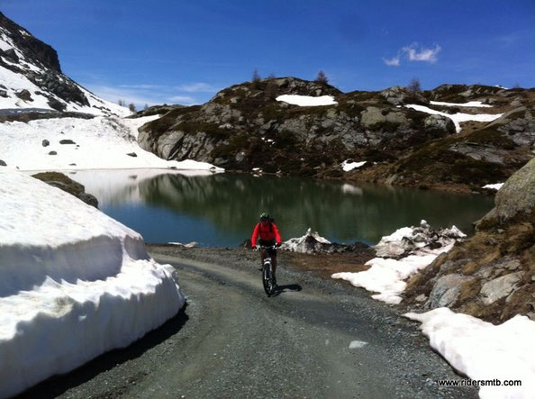 i laghi si susseguono, abbiamo perso il conto...questo  è il Laghetto della FORCA