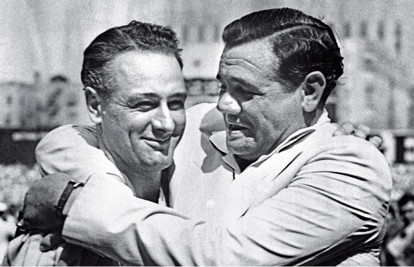 L'abbraccio di Babe Ruth a Lou Gehrig il 4 Luglio del 1939